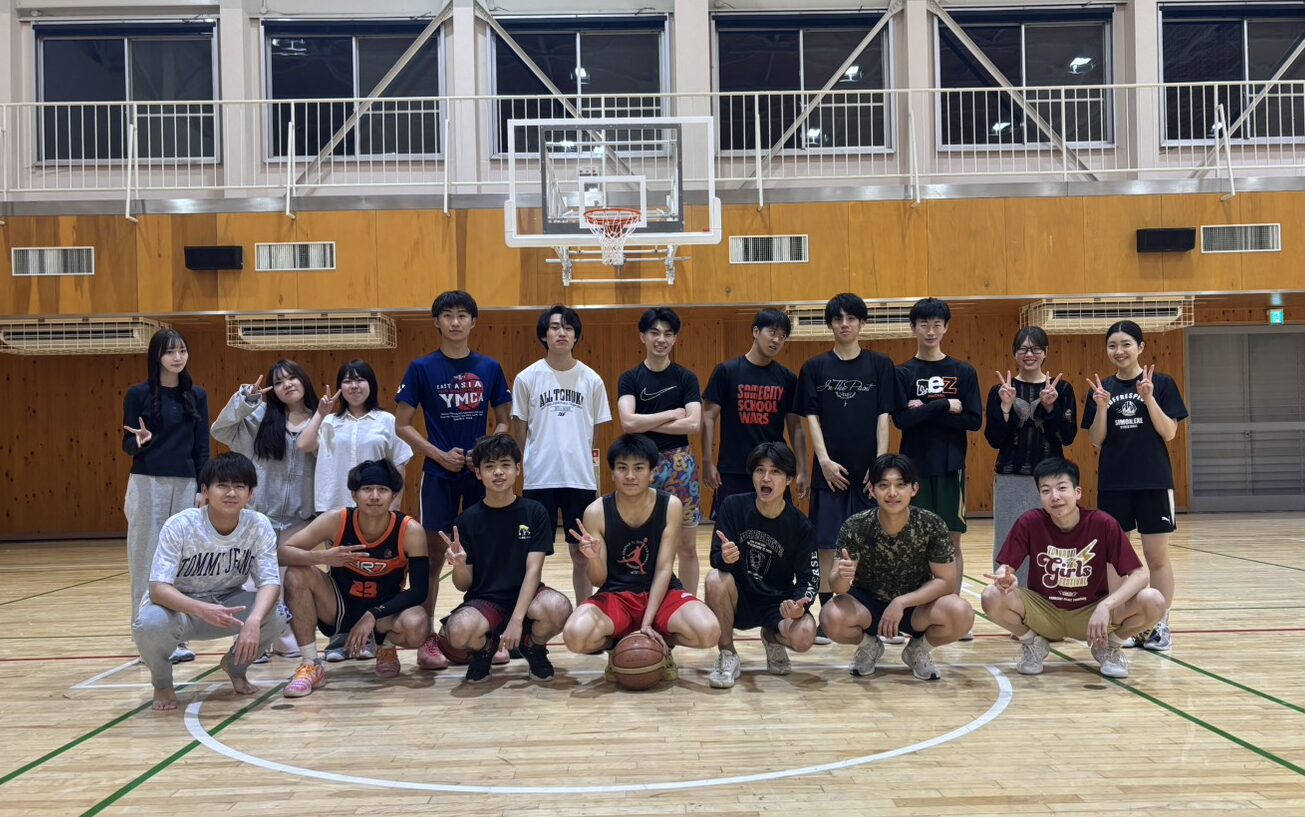最大身長180cmの弱点を運動量でカバー。海外チームとの折衝もSNS運用も学生主体でこなす組織の裏側——鶴見大学バスケットボール部